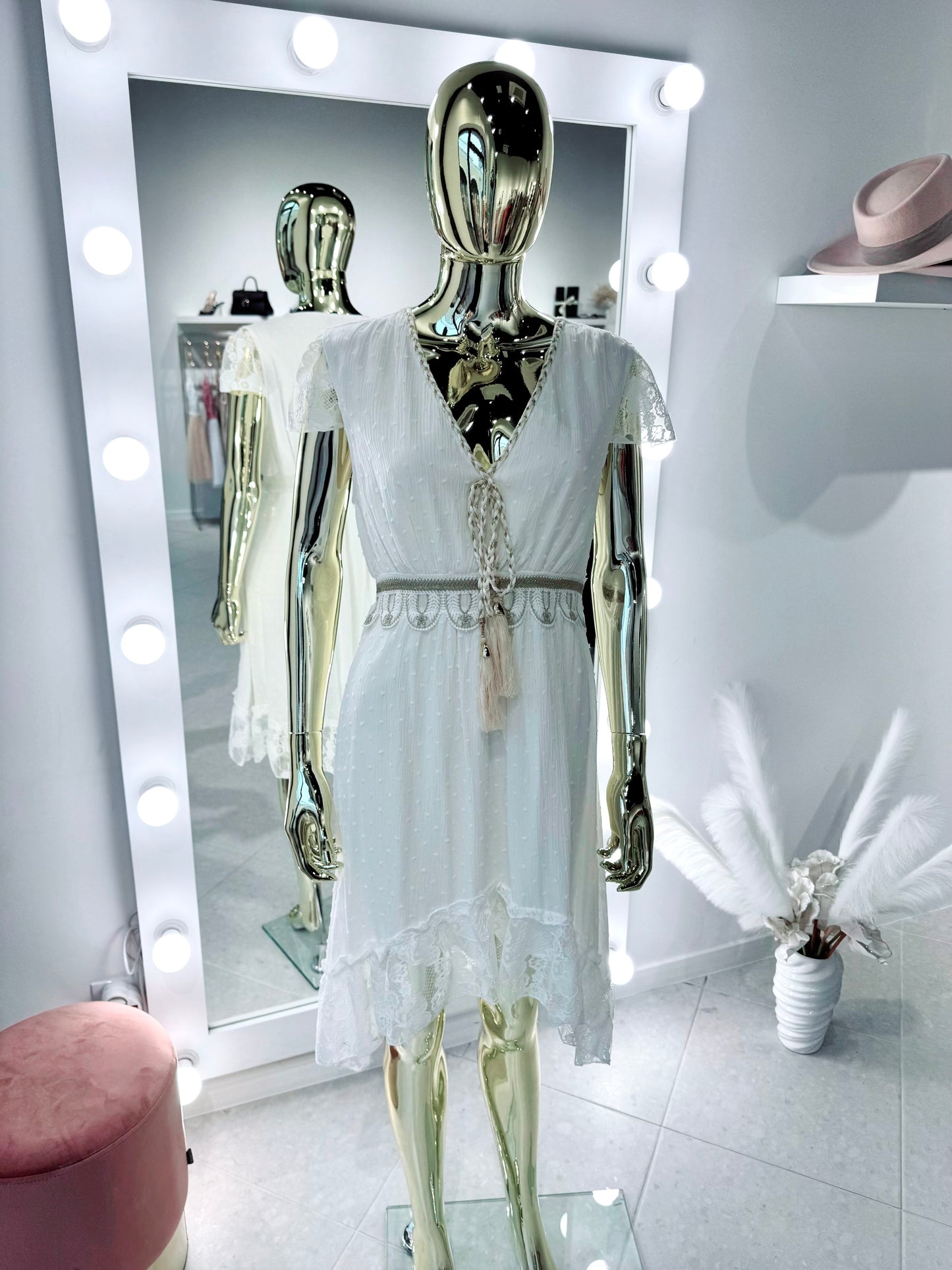 Kleita ar mežģīņu akcentiem