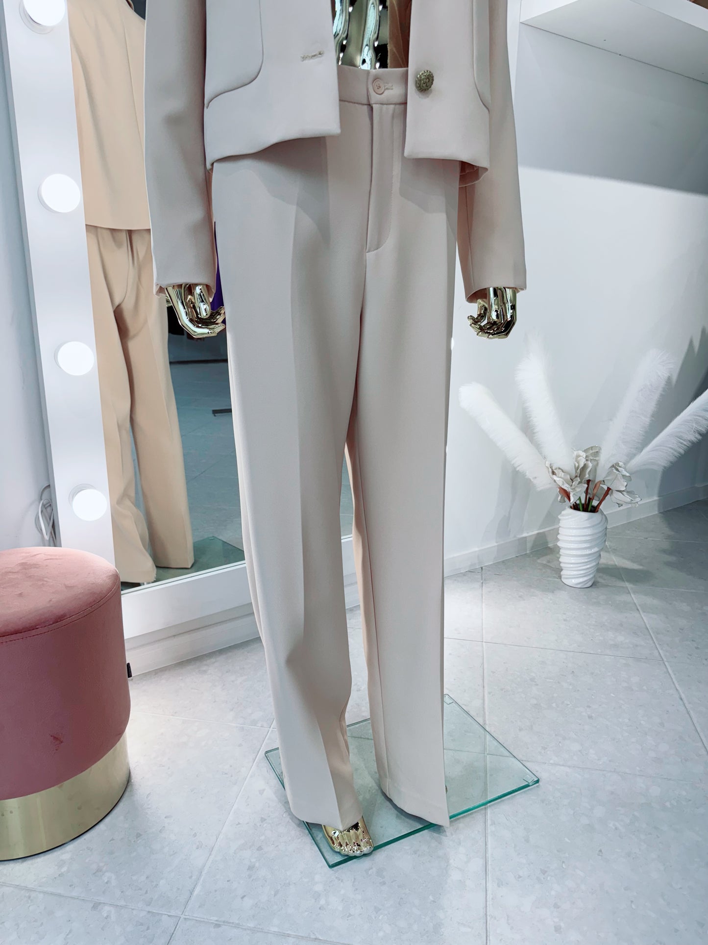 Krēmkrāsas klasiskas bikses