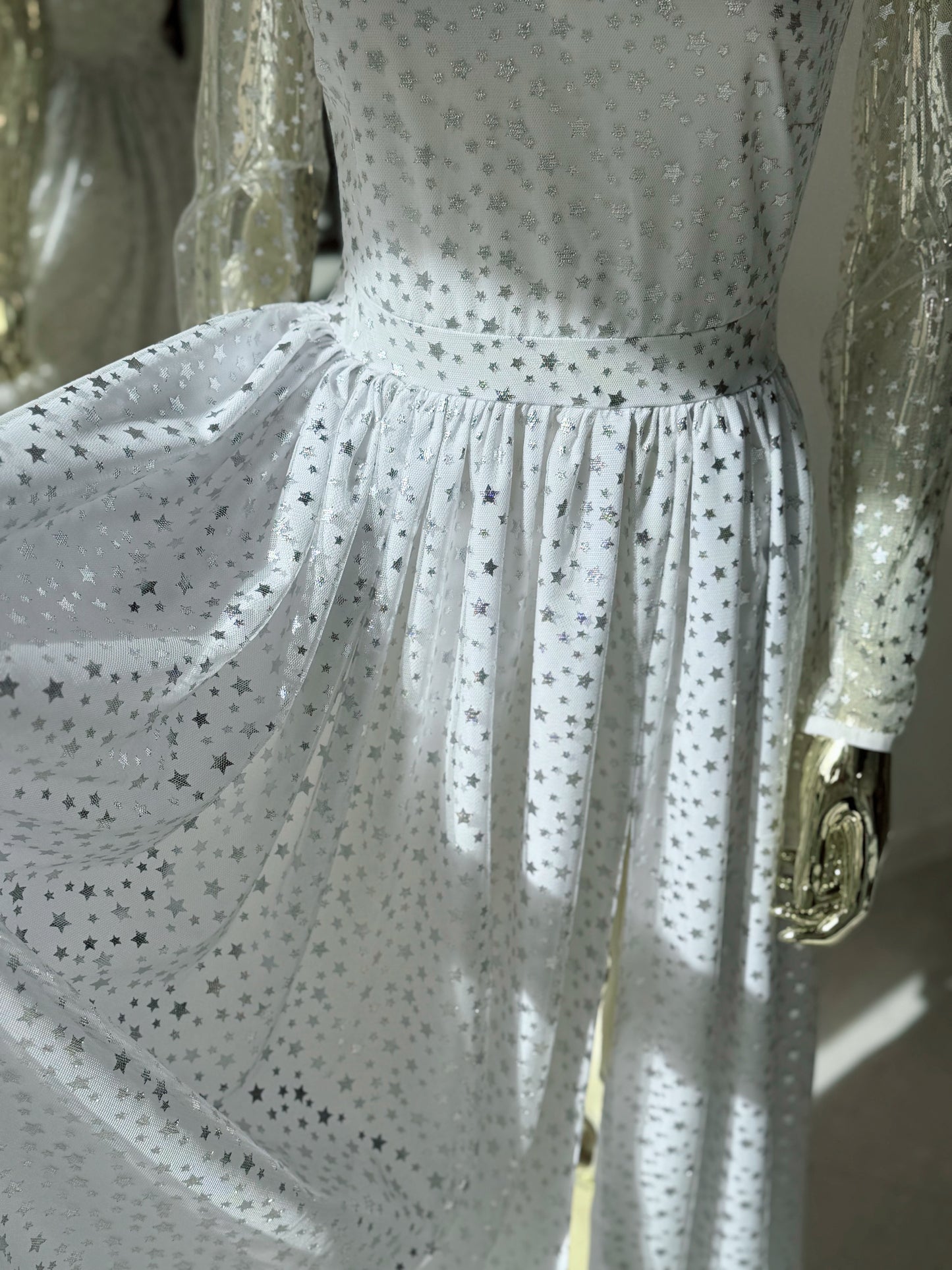 Balta kleita ar zvaigznīšu rakstu