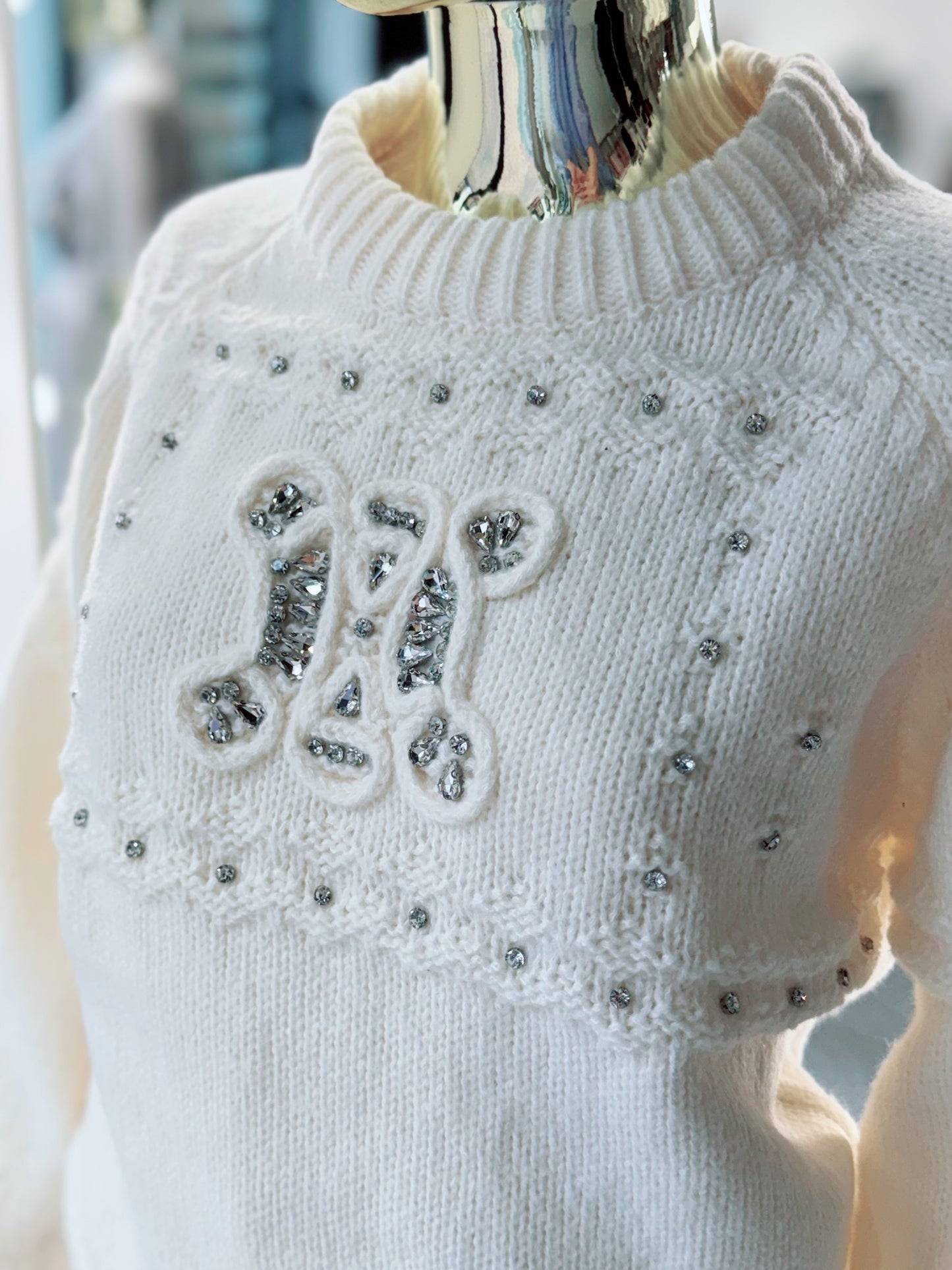 Džemperis ar kristālu akcentiem