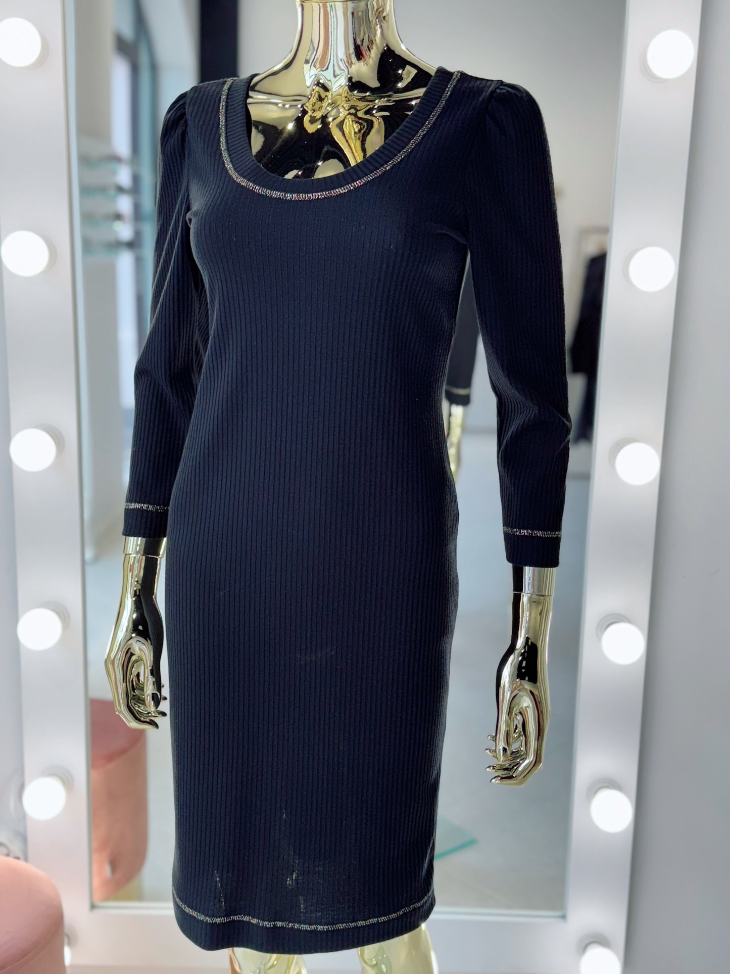 Melna kleita ar zelta maliņu