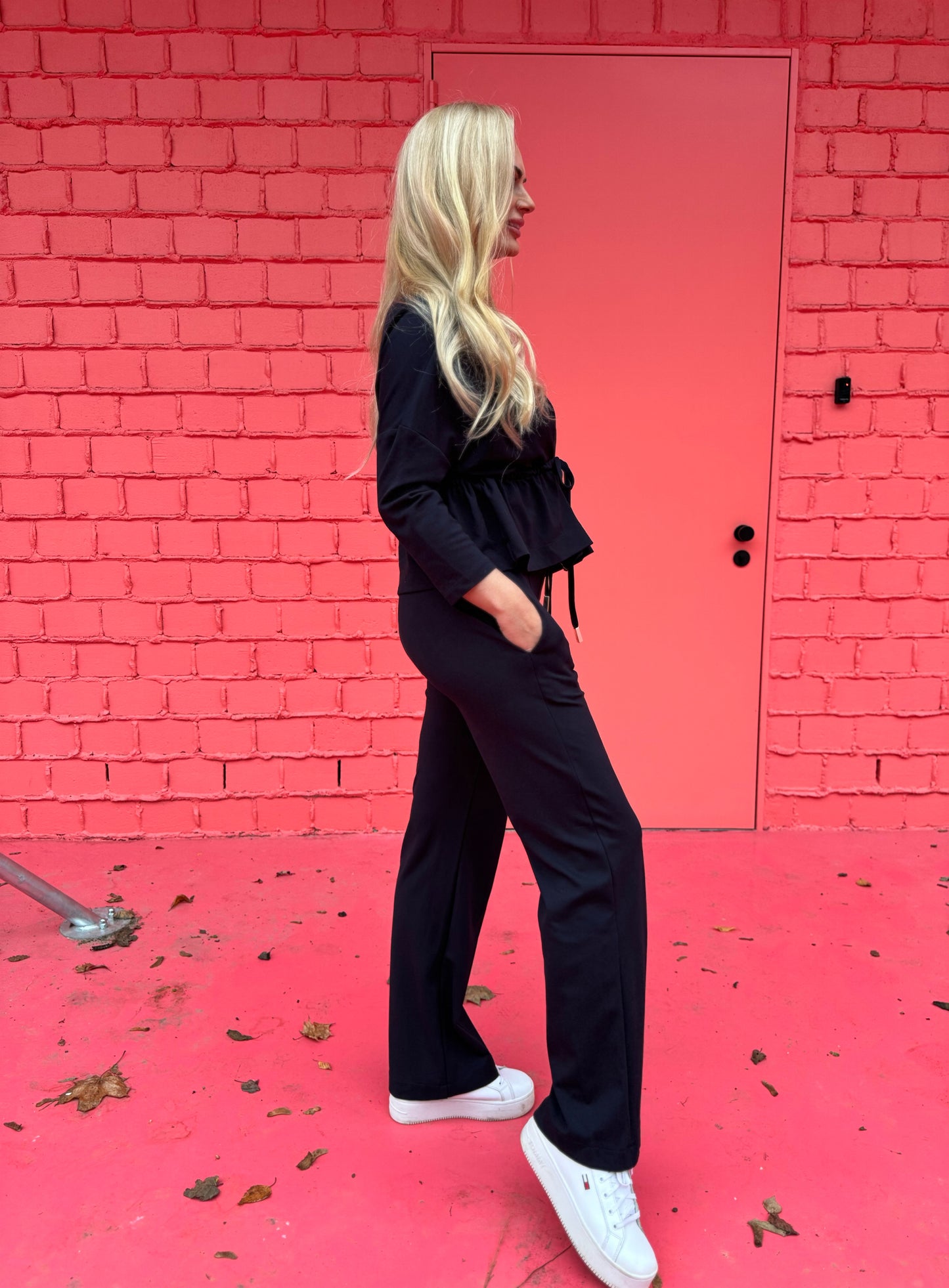 Tumši zils kostīms