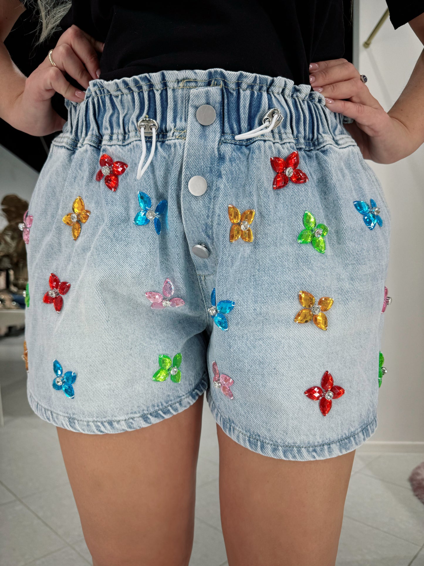 Gaiši zili džinsa šorti ar kristālu ziediem