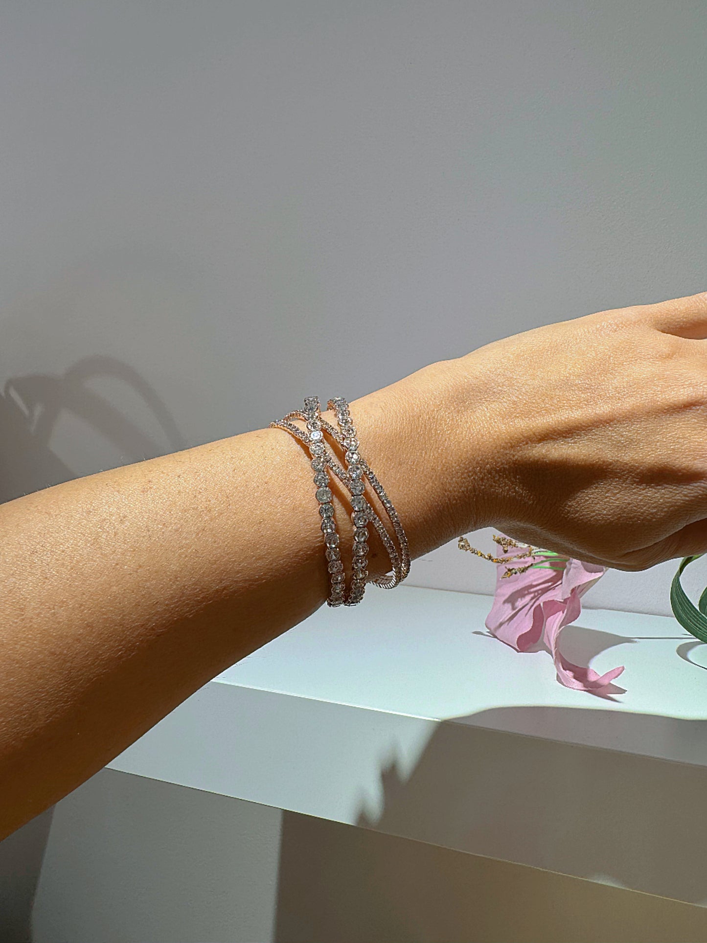 Krustveida kristālu rokassprādze ar zelta furnitūru