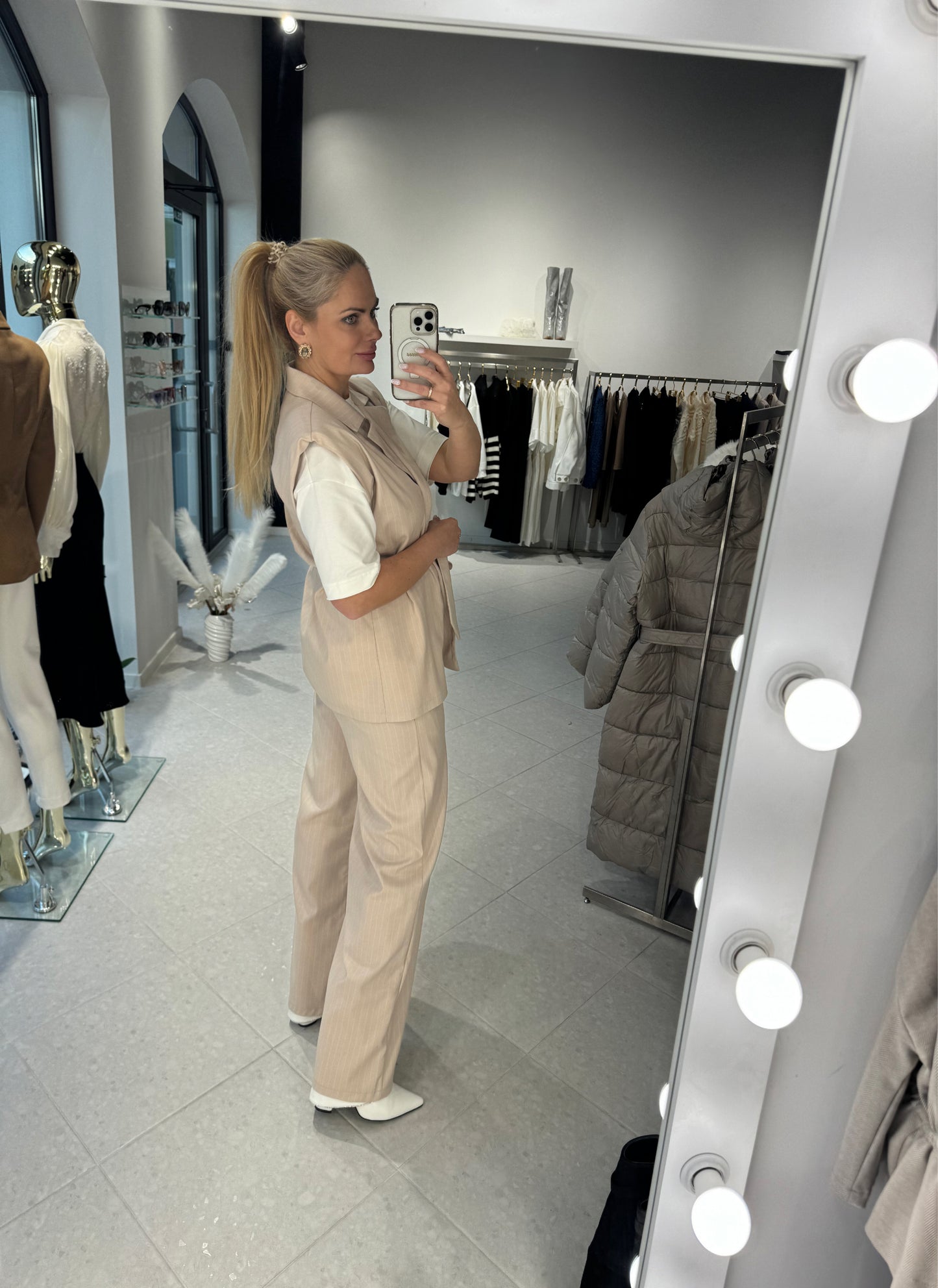 Krēmkrāsas kostīms - veste un bikses