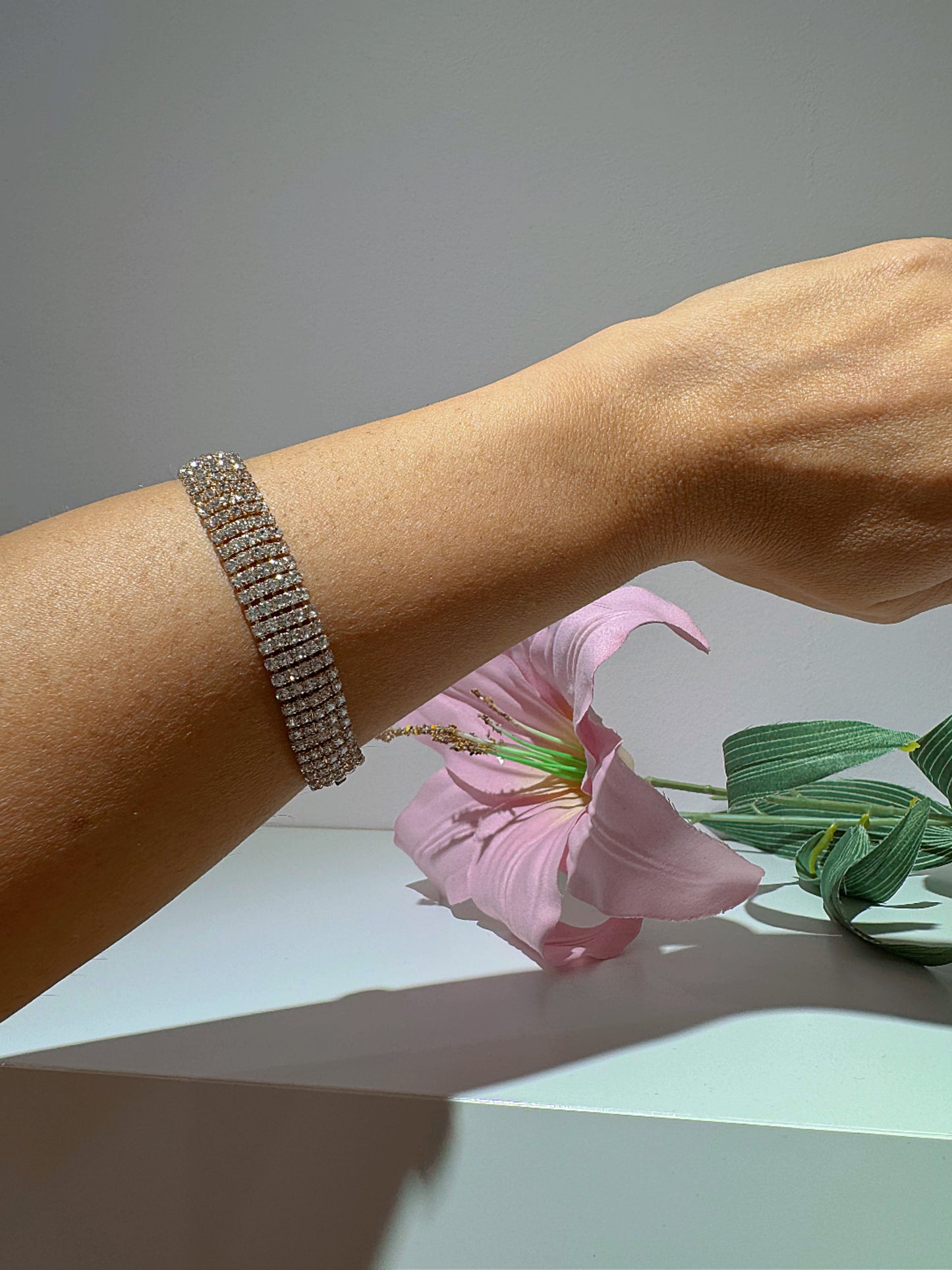 Kristālu rokassprādze ar zelta furnitūru