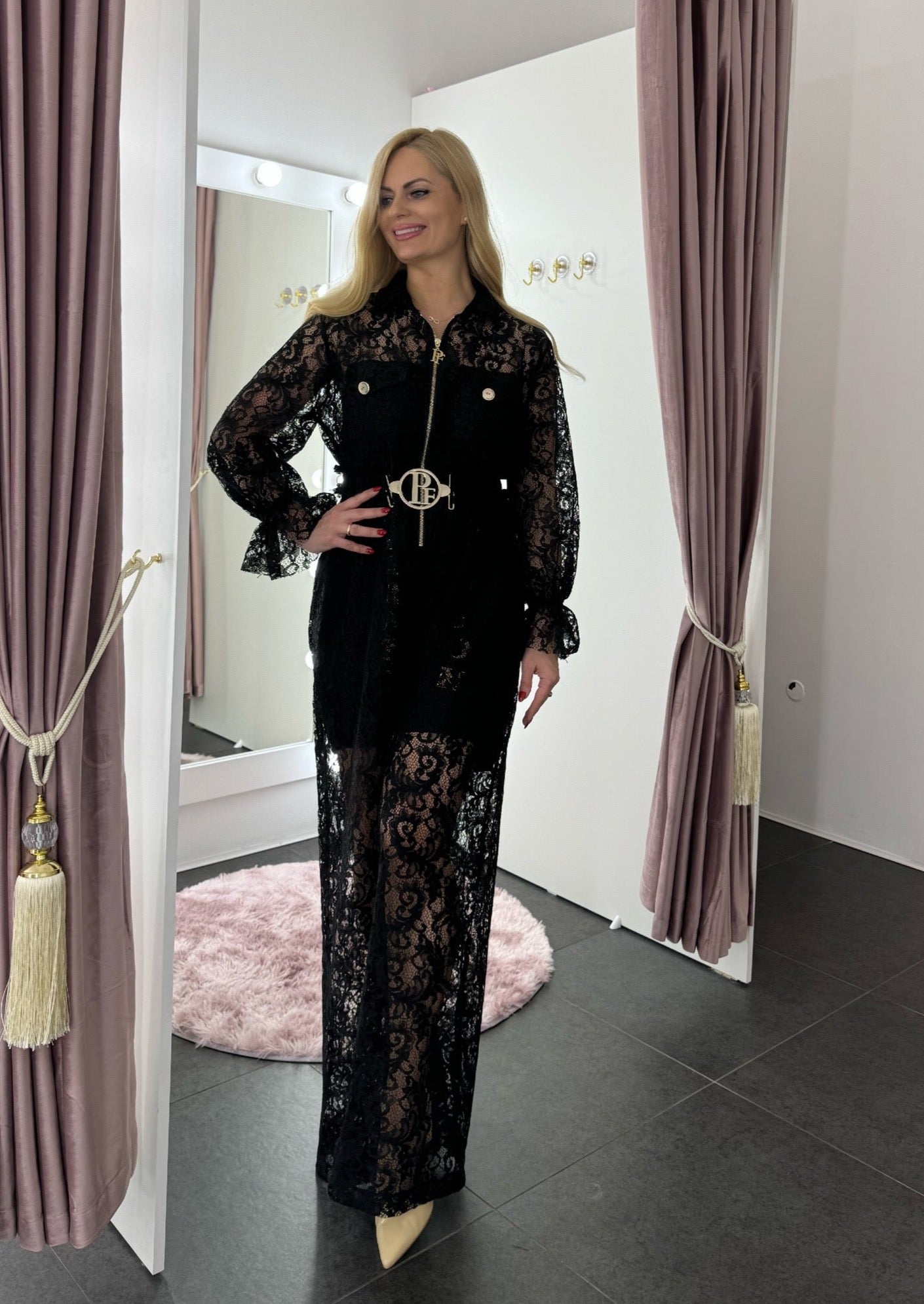 Melns mežģīņu kombinezons