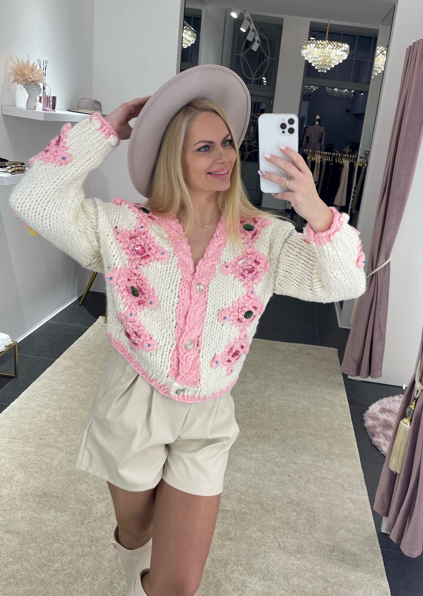 Krēmkrāsas-rozā adīta jaka ar kristāliem