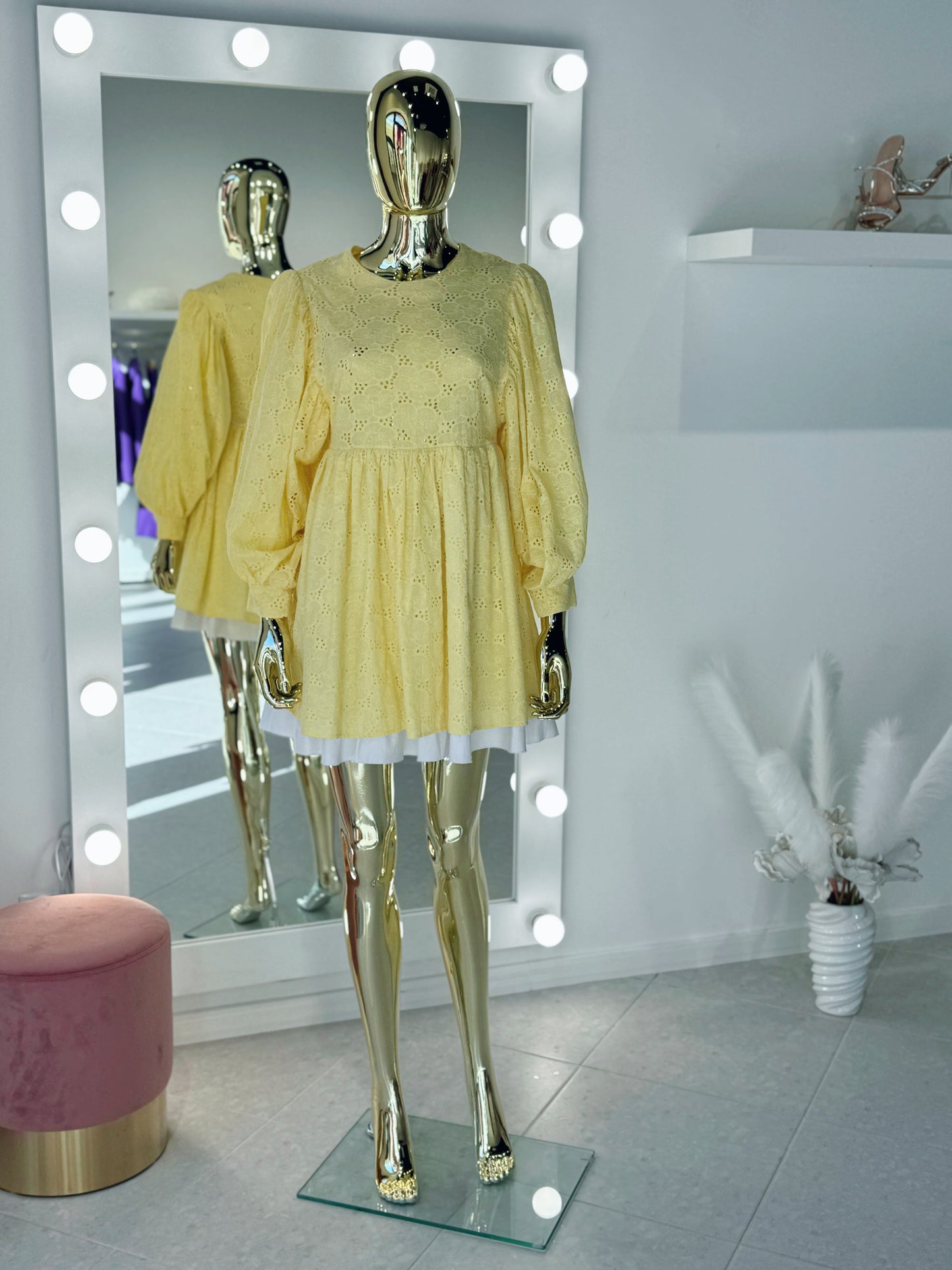 Dzeltena kupla kleita