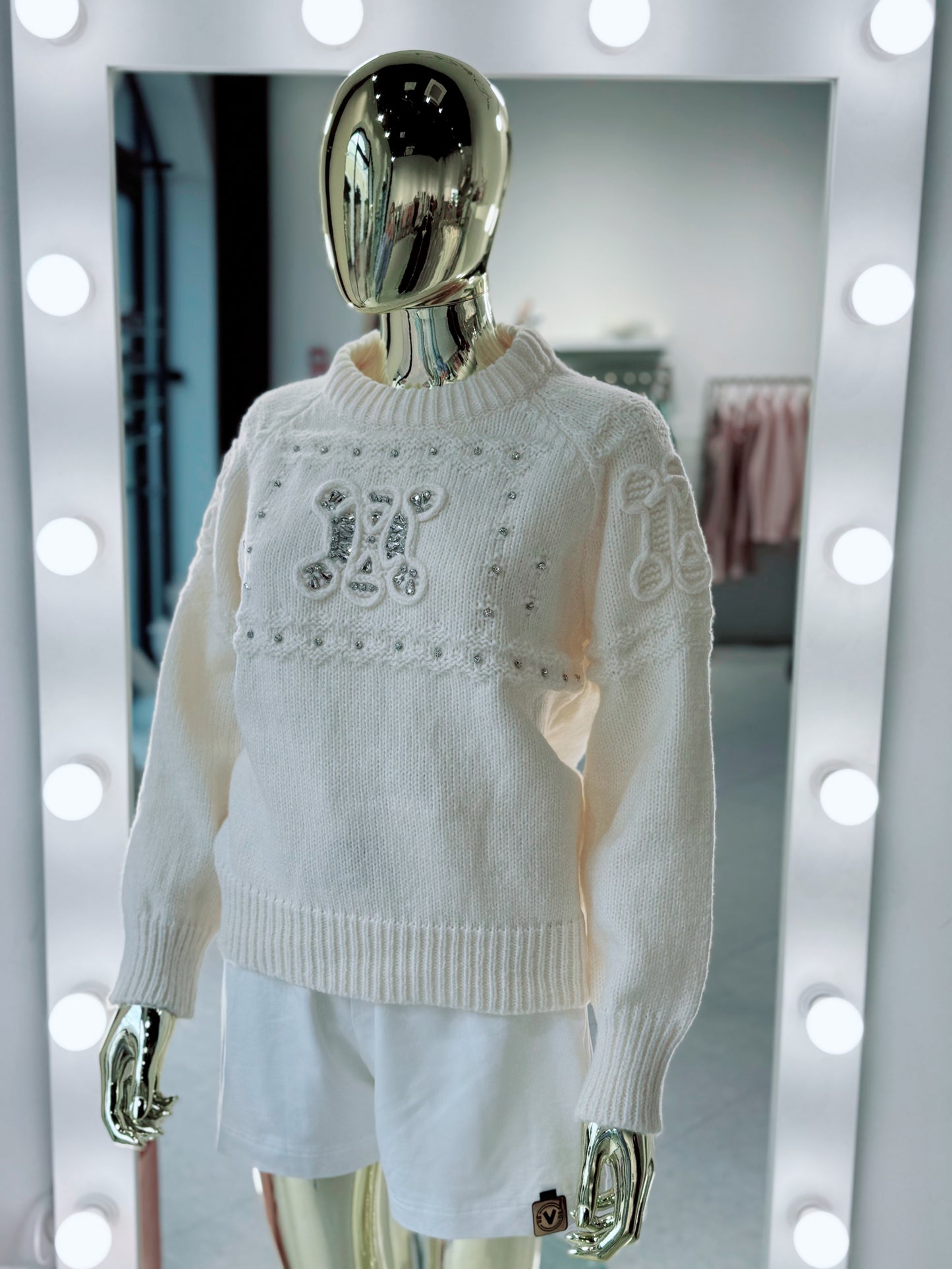 Džemperis ar kristālu akcentiem