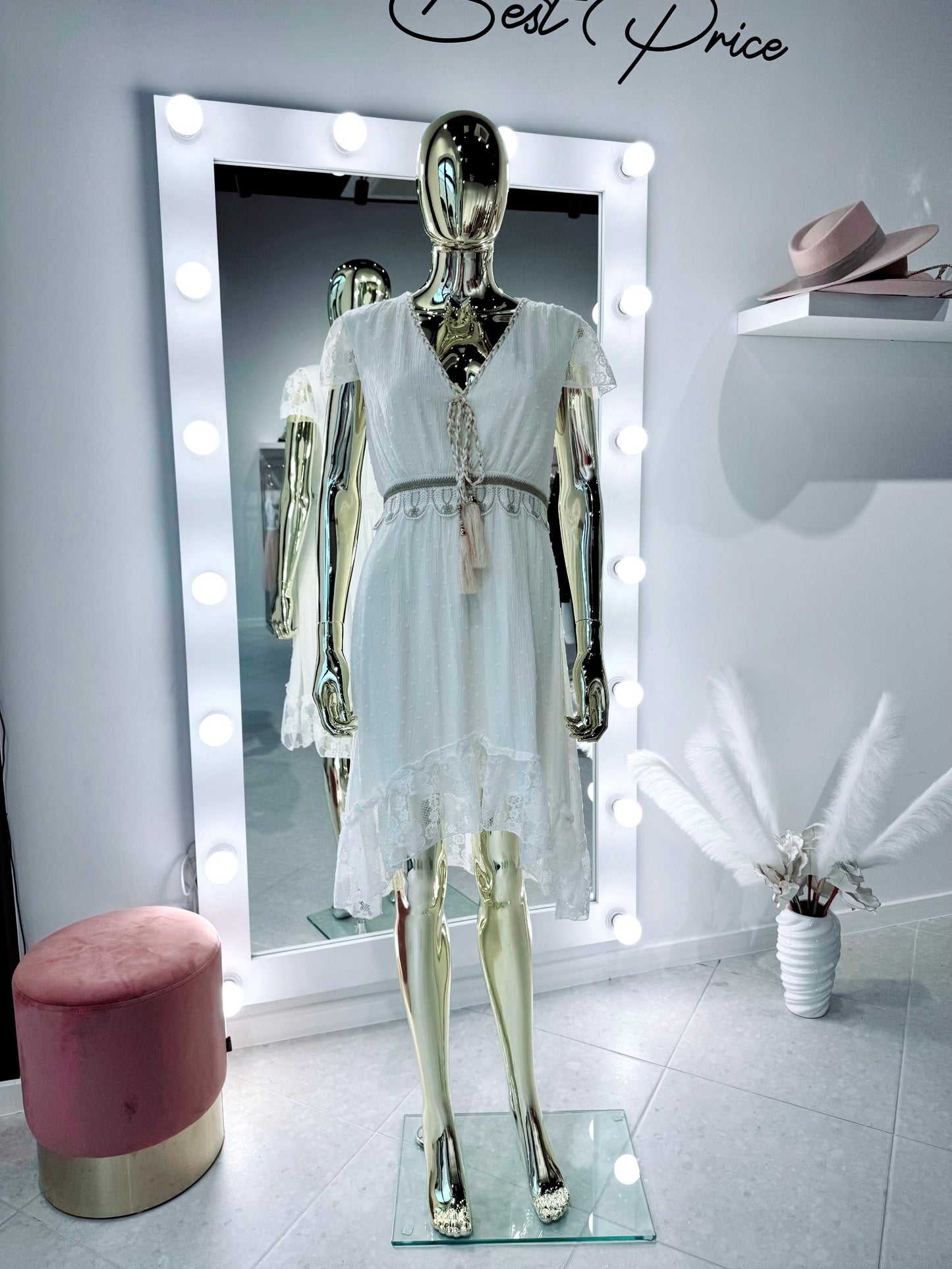 Kleita ar mežģīņu akcentiem