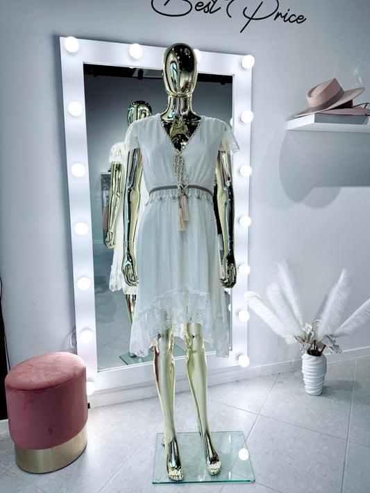 Kleita ar mežģīņu akcentiem