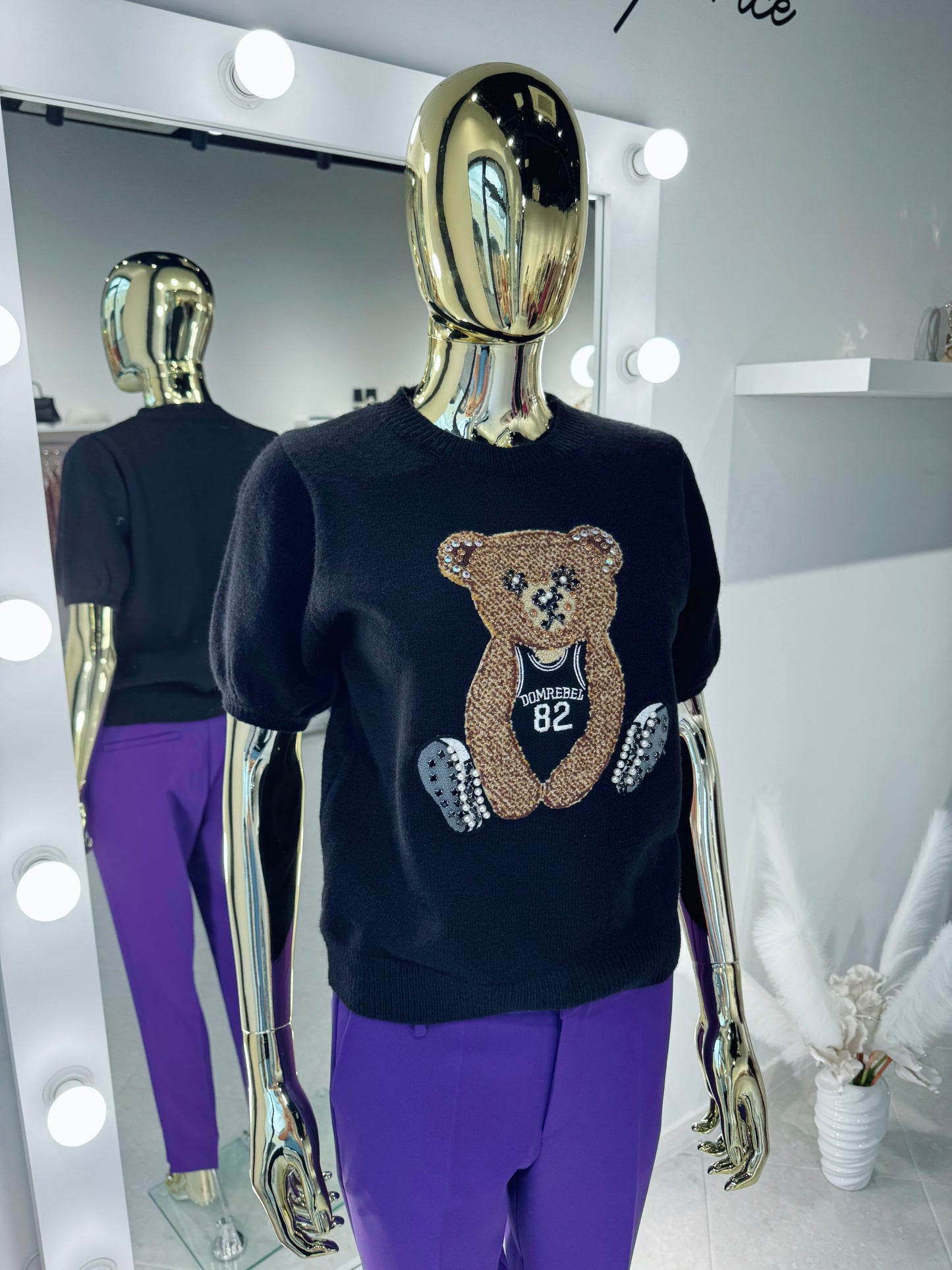 Melns džemperis ar dekoratīvu lāci