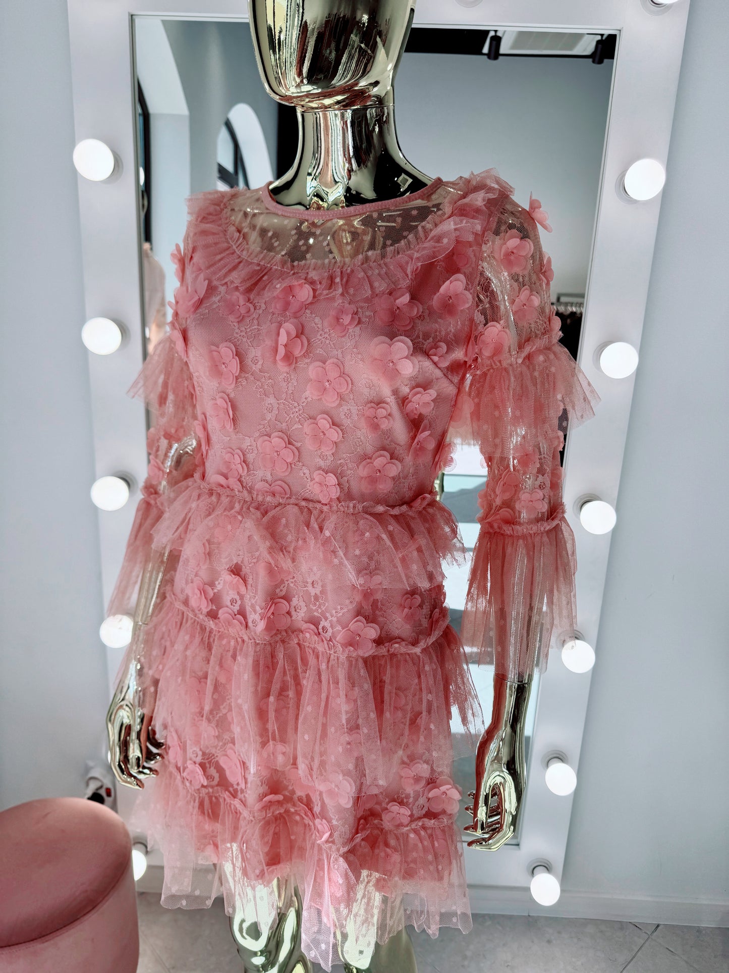 Rozā tilla kleita ar rozītēm