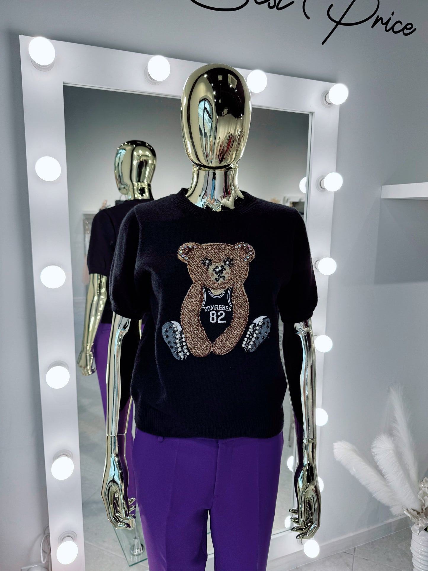 Melns džemperis ar dekoratīvu lāci