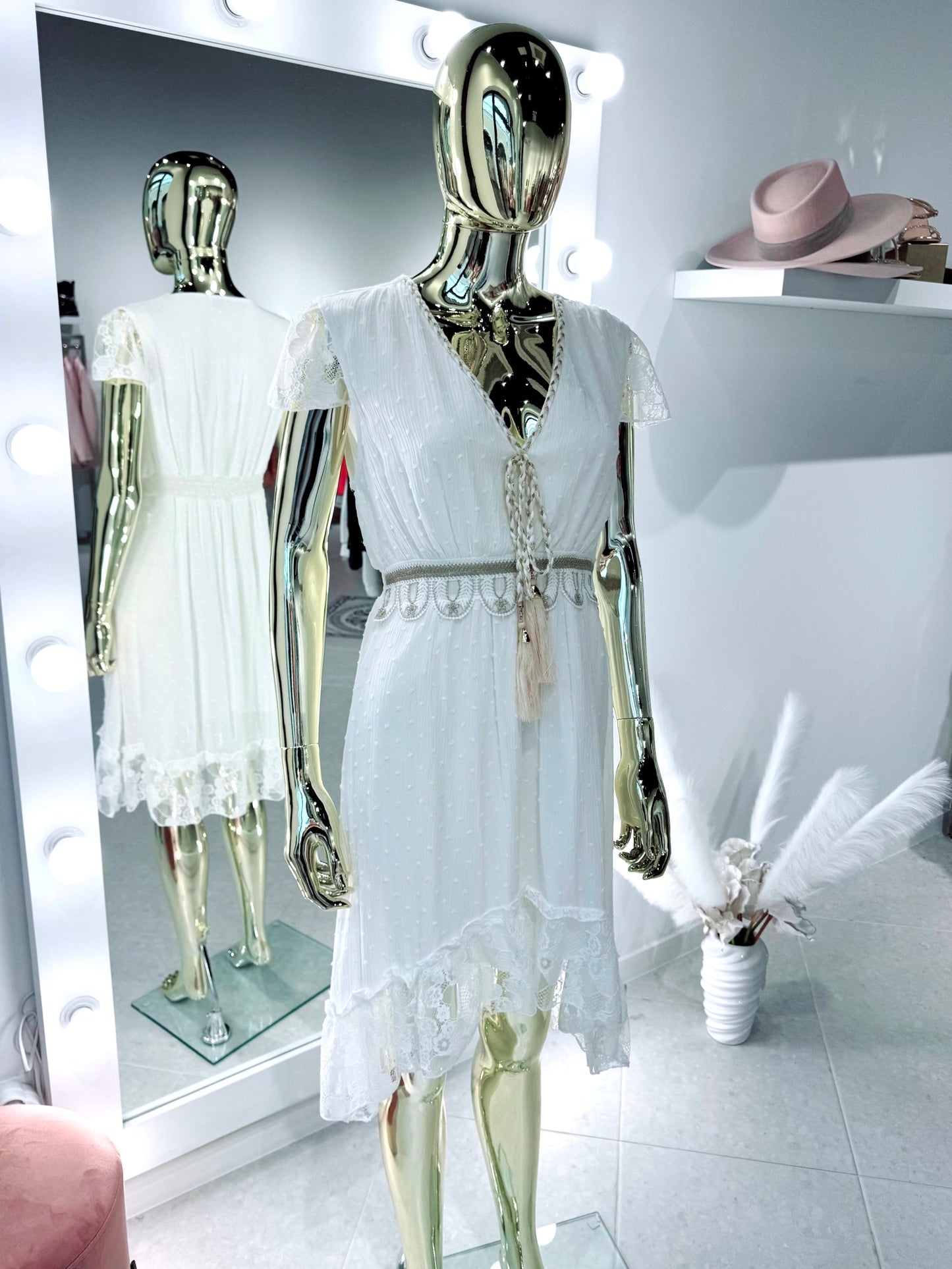 Kleita ar mežģīņu akcentiem