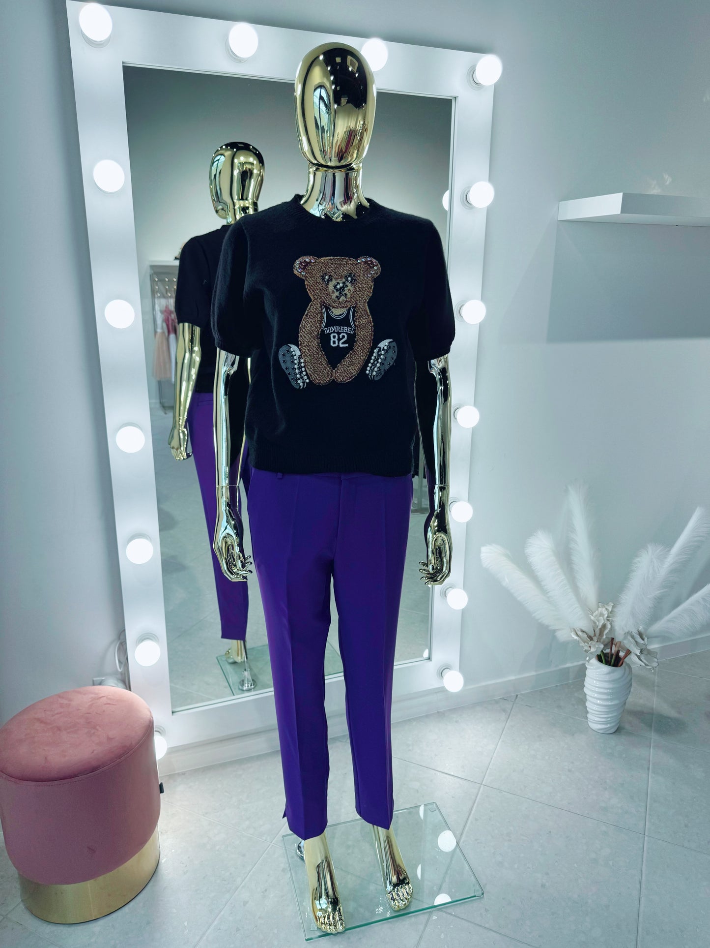 Melns džemperis ar dekoratīvu lāci