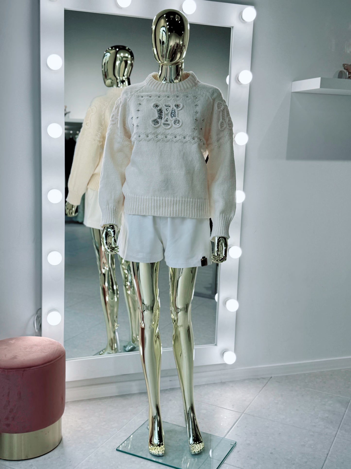 Džemperis ar kristālu akcentiem