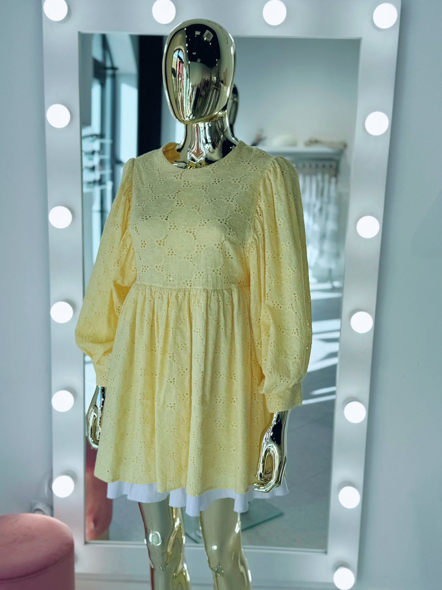 Dzeltena kupla kleita