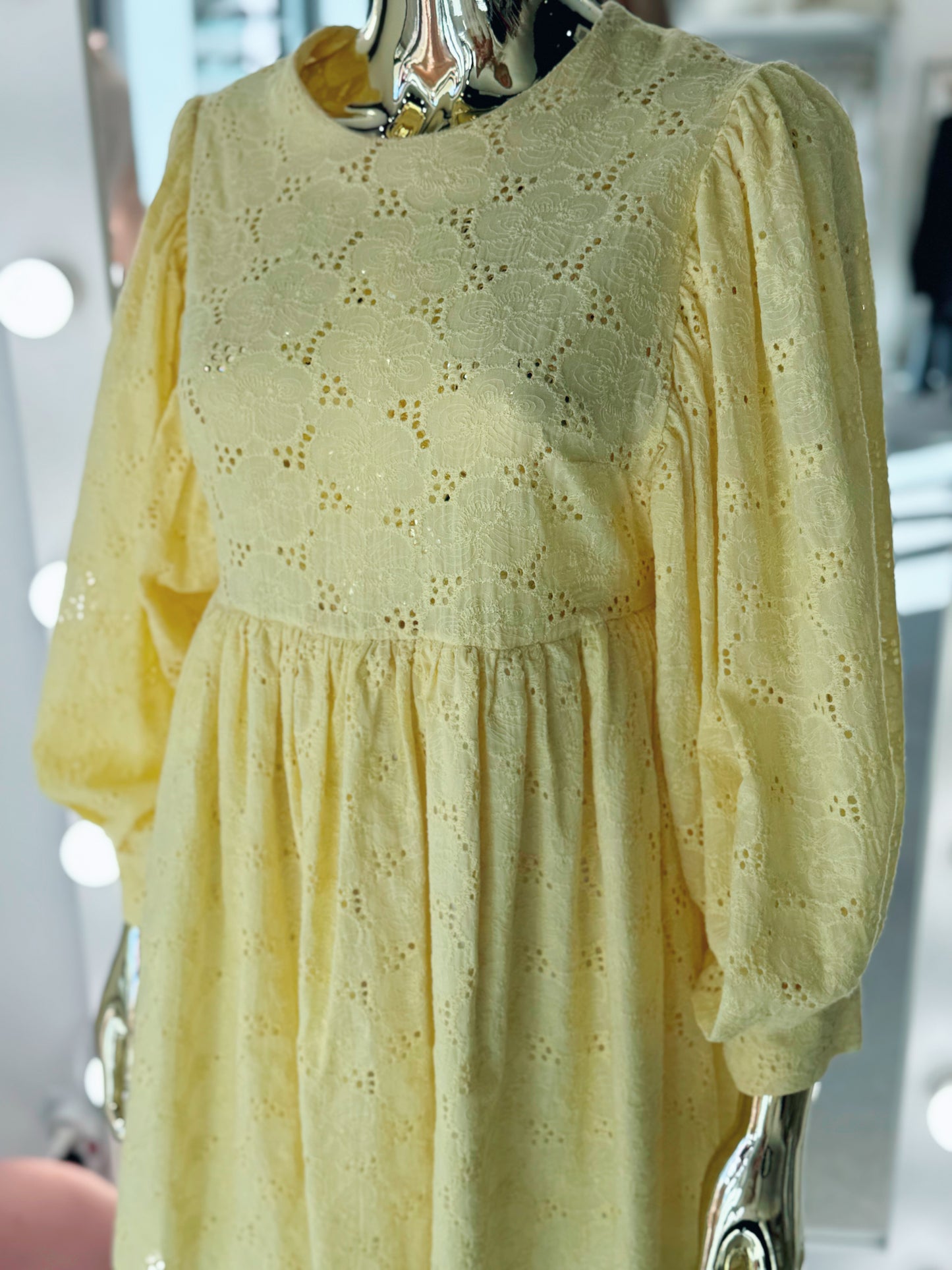 Dzeltena kupla kleita