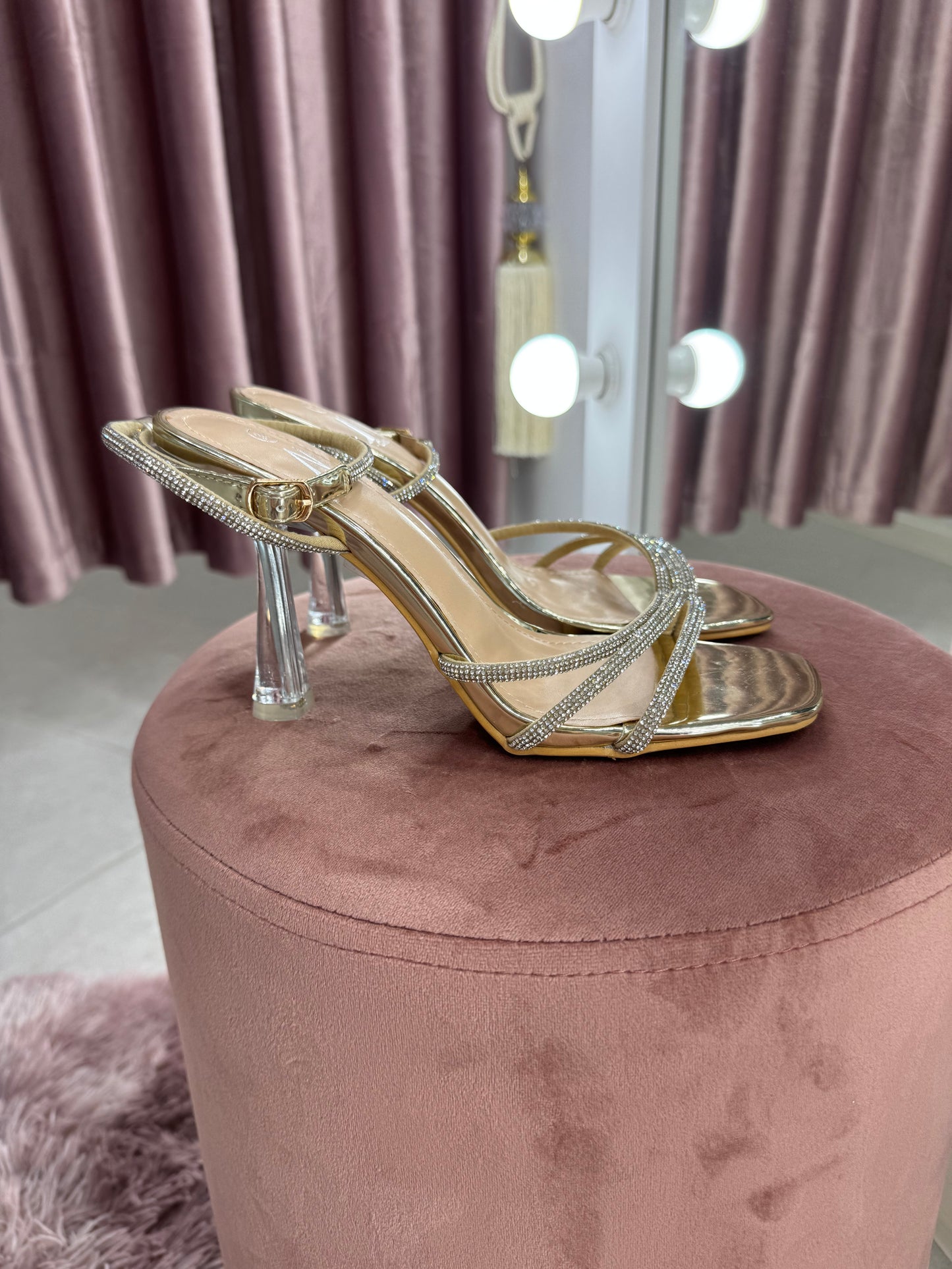 White leisure shoes with gold elements